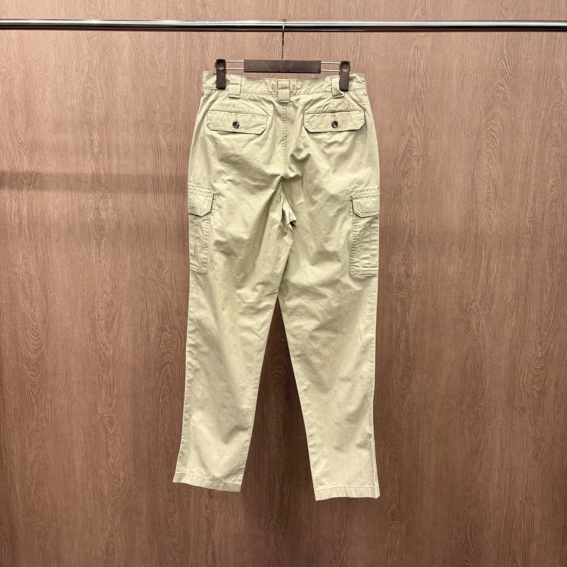 엘엘빈 클래식핏 코튼 카고 팬츠 사이드 플랩 포켓 디테일 샌드 베이지 상품이미지3