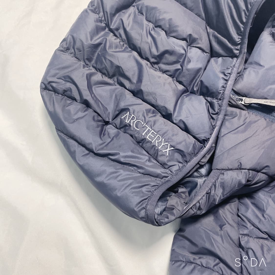 아크테릭스 후드 경량패딩 네이비 xa 상품이미지2