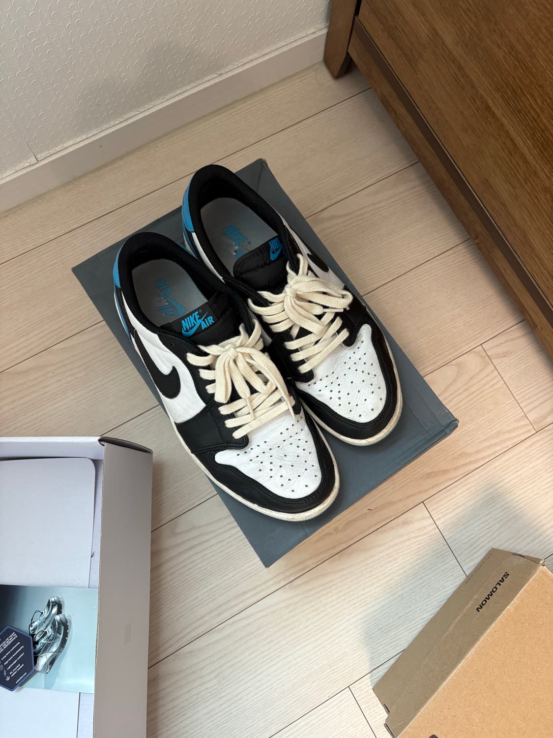 조던 1 레트로 로우 OG 블랙 앤 다크 파우더 블루 상품이미지2