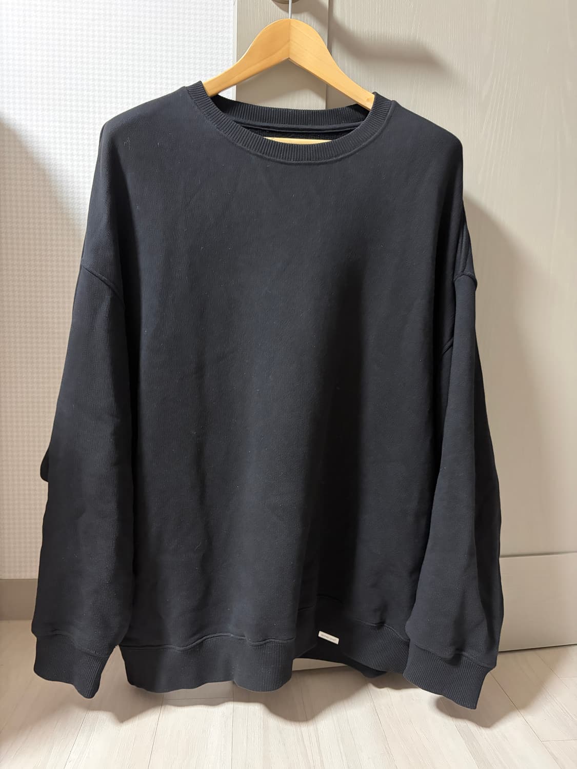 Represent 블랙 맨투맨 상품이미지1