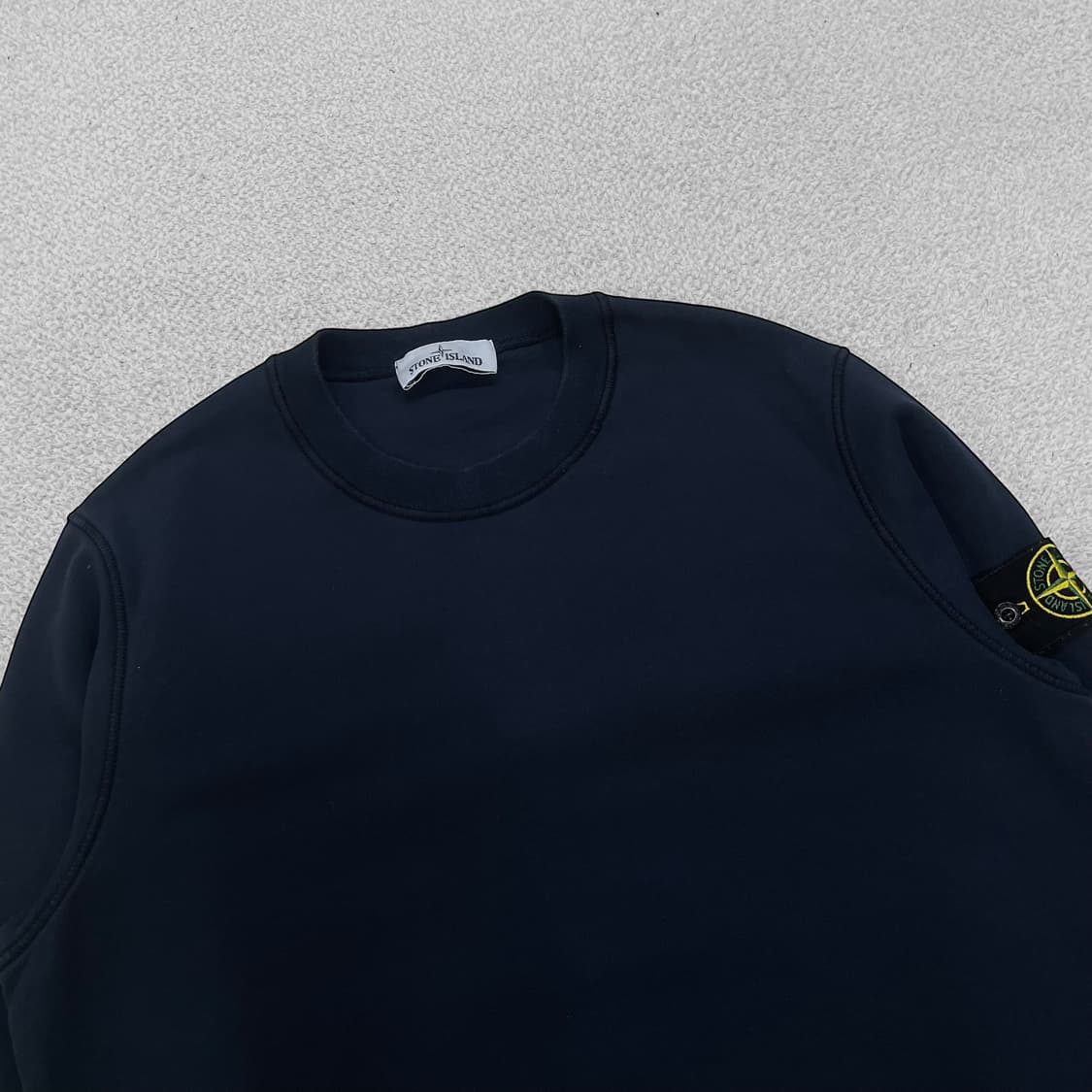 스톤아일랜드 와펜 패치 크루넥 맨투맨 네이비 상품이미지3