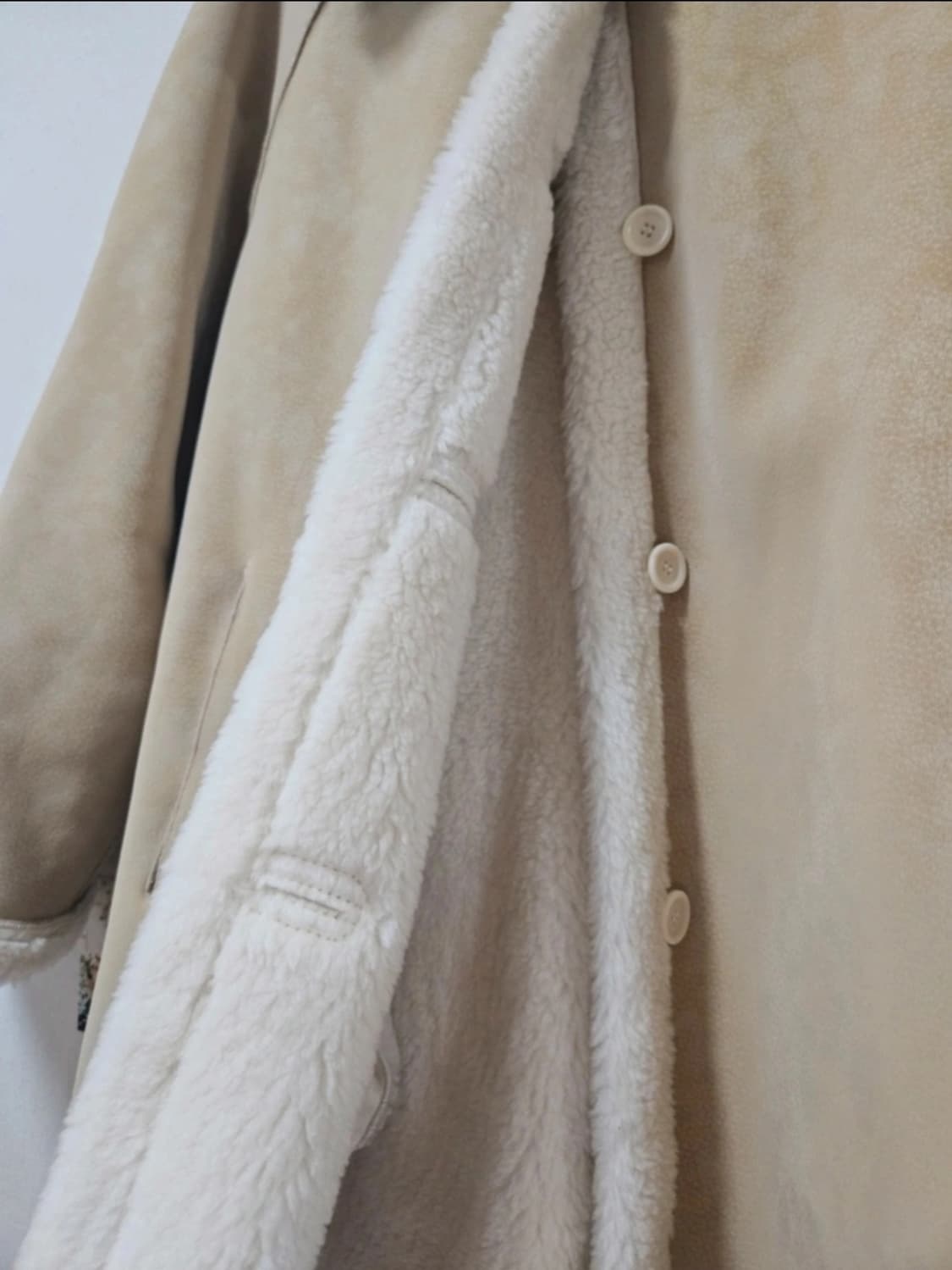 [새상품] 엣모먼텀 리버시블 무스탕 뽀글이 퍼코트 연우 상품이미지6