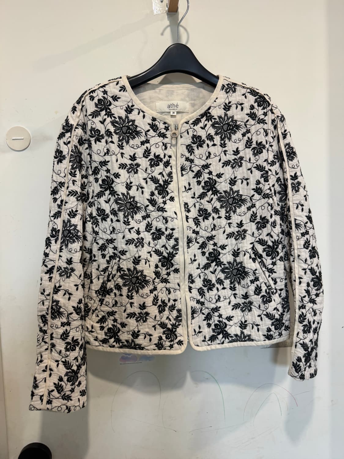 athe 아떼 바네사브루노 자수 플라워 봄버 자켓 상품이미지2
