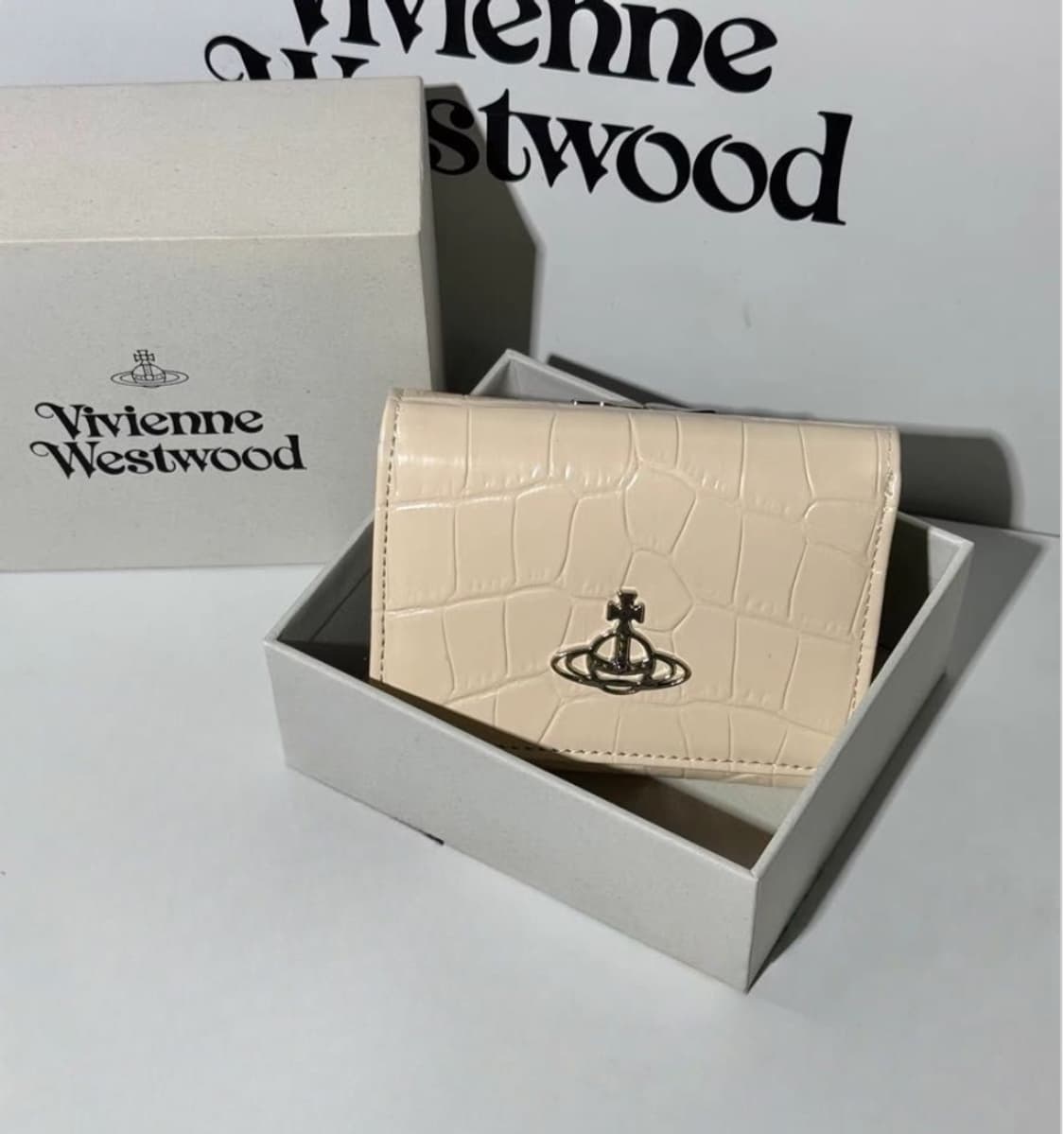 비비안웨스트우드 스킨컬러 레더 은장 하프월렛 반지갑 상품이미지1
