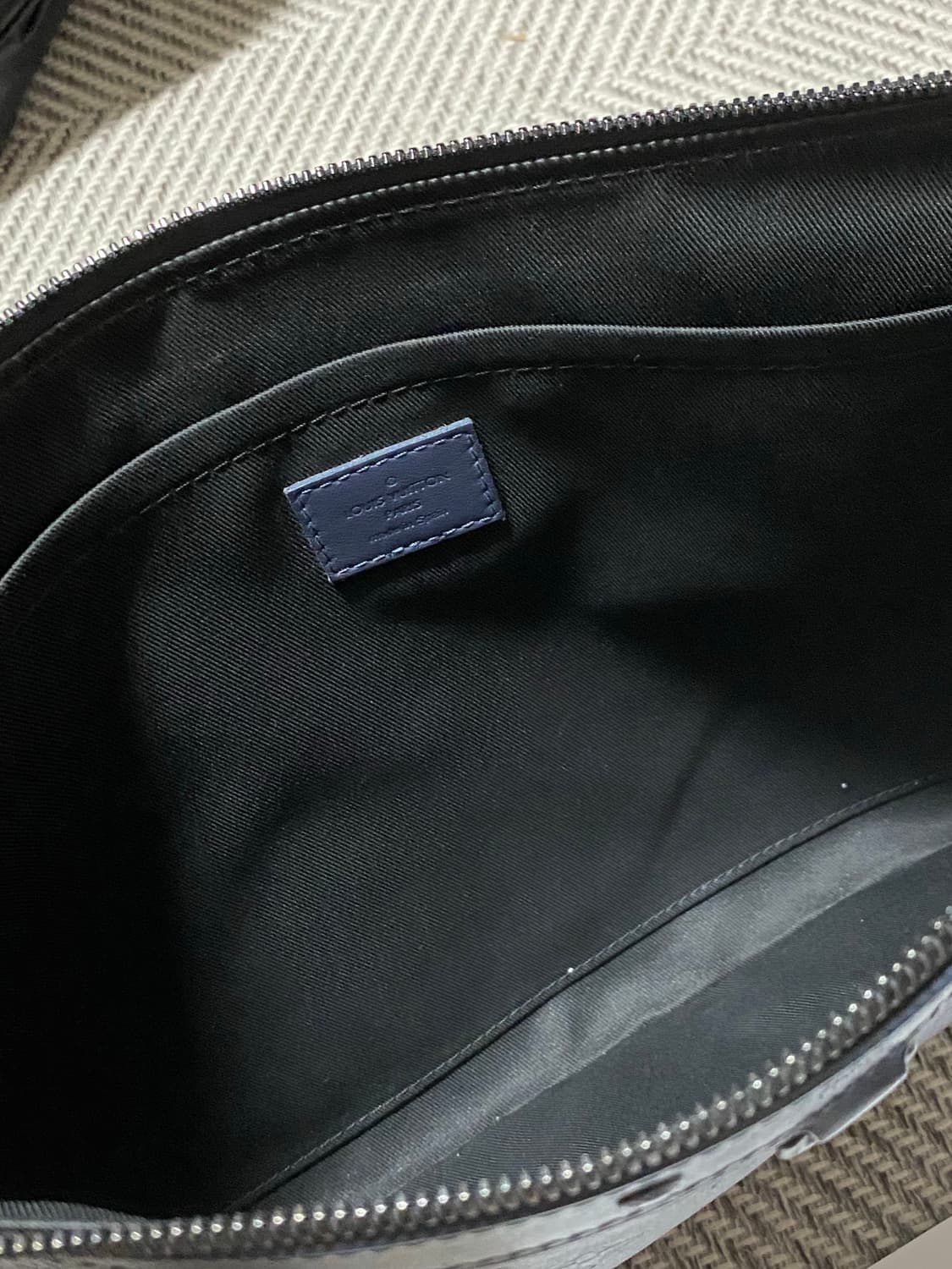 루이비통 이클립스 쉐도우 포쉐트 디스커버리 클러치 네이비 상품이미지7