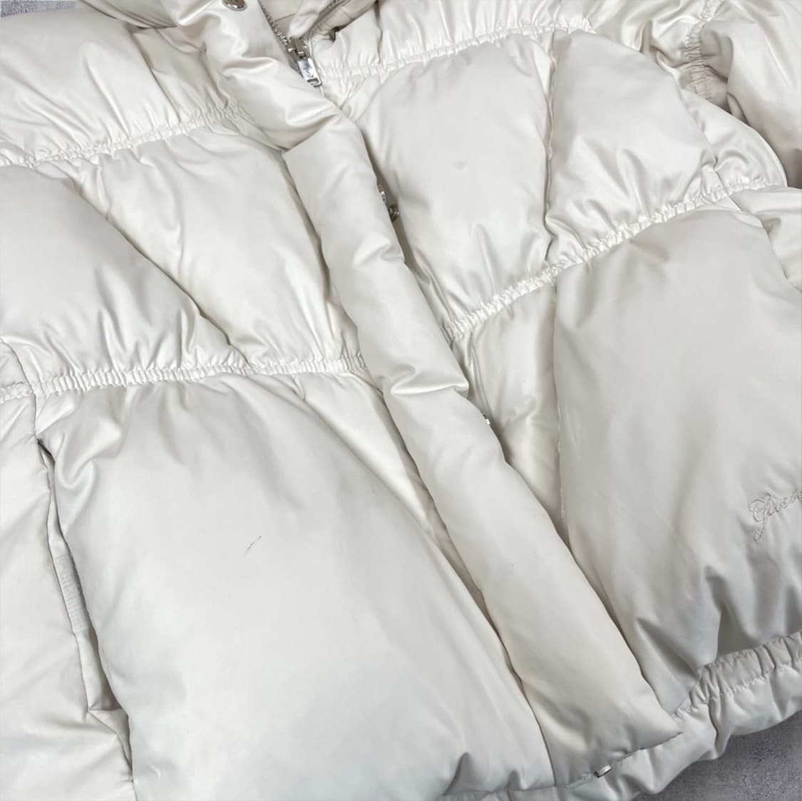 게스 Guess 아이보리 페더 라이트 푸퍼 숏패딩 XS 상품이미지6