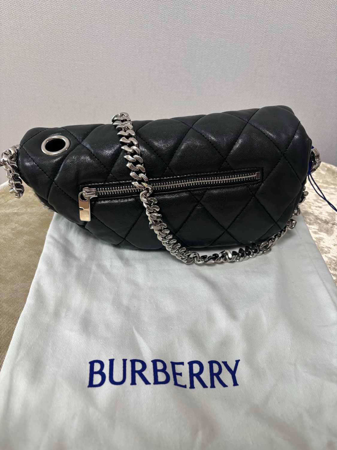 (새상품,24SS)버버리 쉴드 락 레더 숄더백 블랙 8087272 상품이미지2