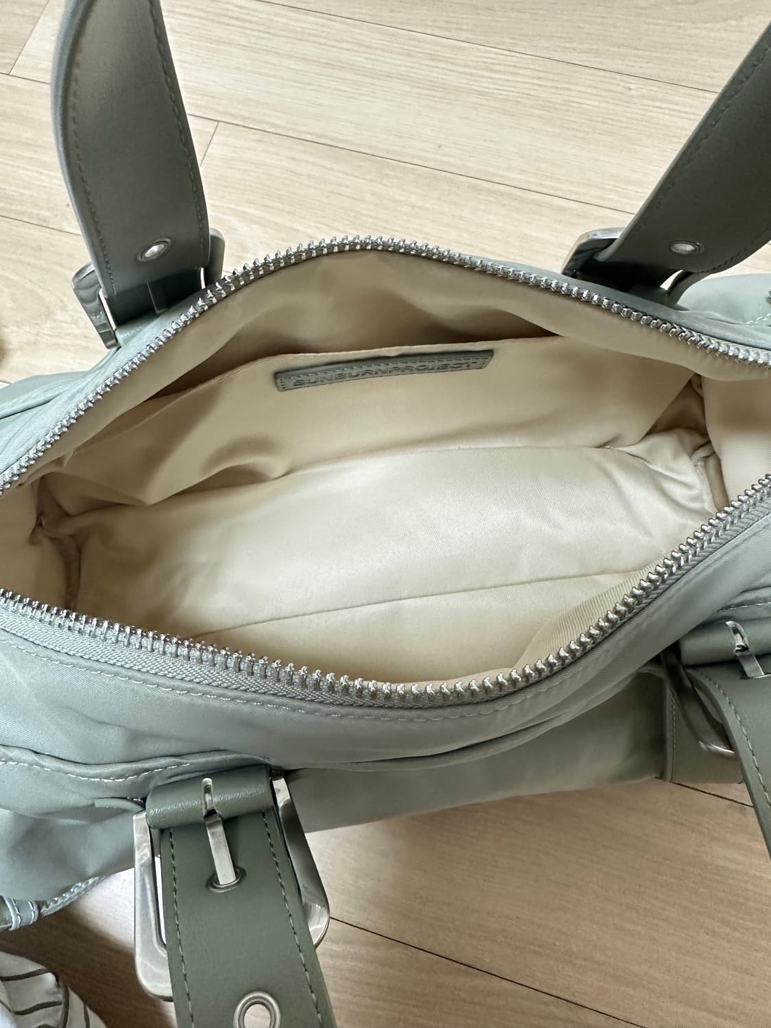 썬번프로젝트 Padded Symbol Travel Bag 상품이미지4