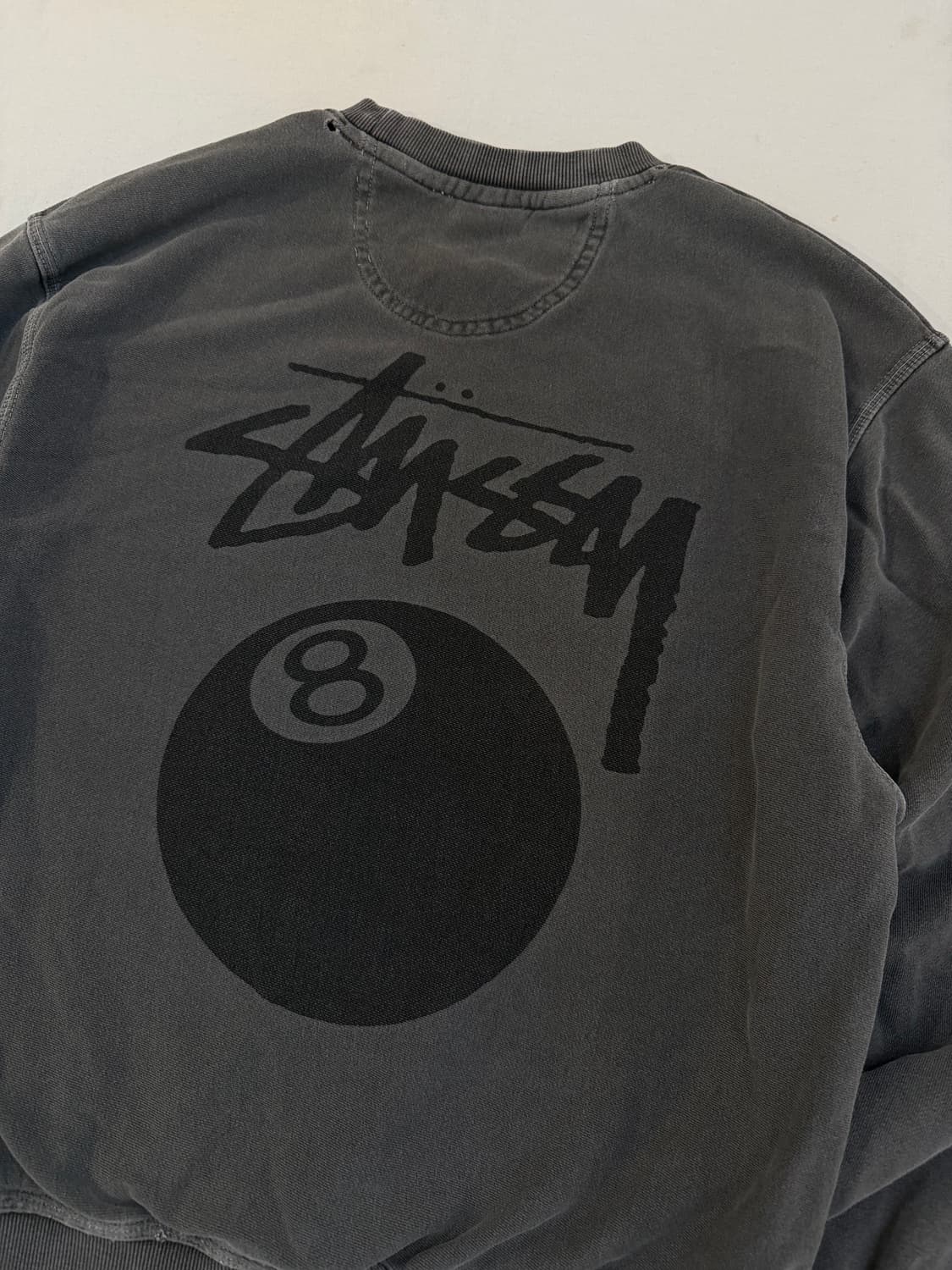 스투시 8볼 피그먼트 맨투맨 스웻셔츠 블랙 상품이미지2