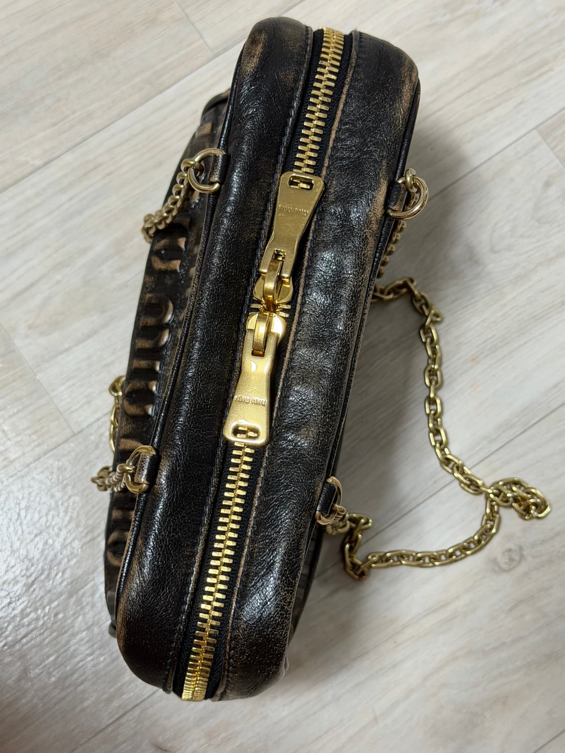 미우미우 엠보싱 로고 체인 숄더백 샌드커피 상품이미지10