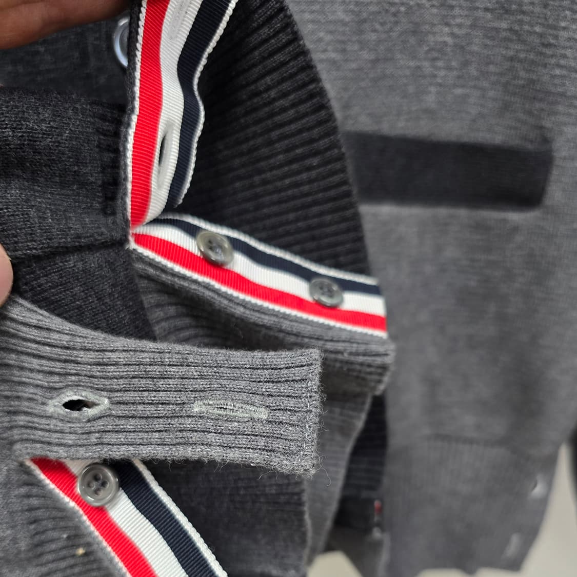 톰브라운 암밴드 밀라노스티치 가디건 3사이즈 100 판매 상품이미지3