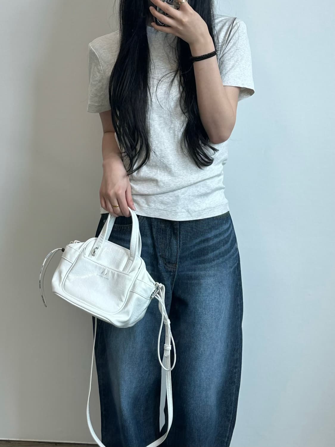 알마니 익스체인지 화이트 핸드 크로스백 상품이미지2