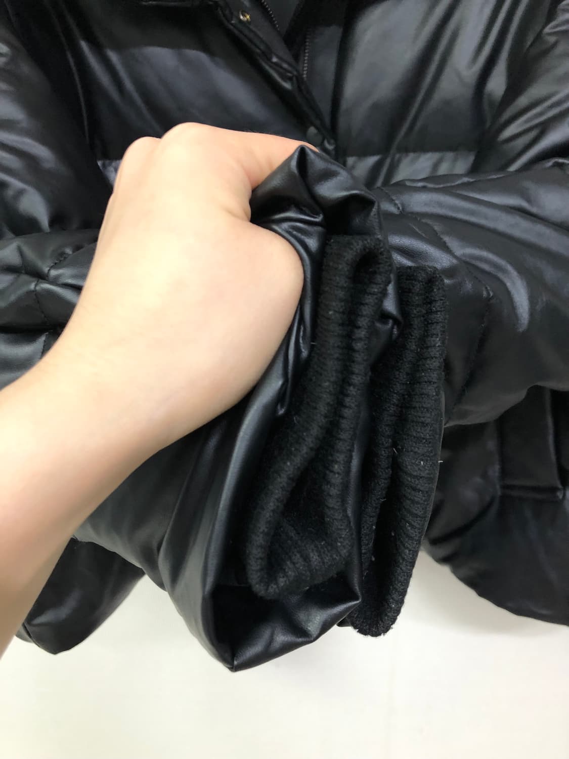 스튜디오톰보이 여성 오버핏 크롭 레더 하이넥 덕다운 푸퍼 숏패딩 상품이미지7