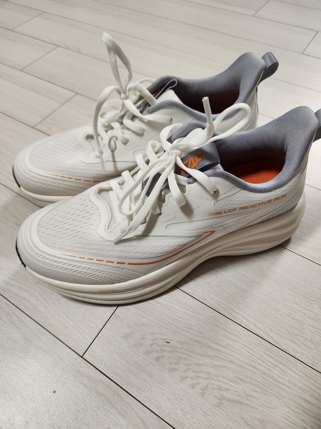 새상품급)르까프 운동화 액티브 러너 남여공용 러닝화 워킹화 사이즈255
 상품이미지4