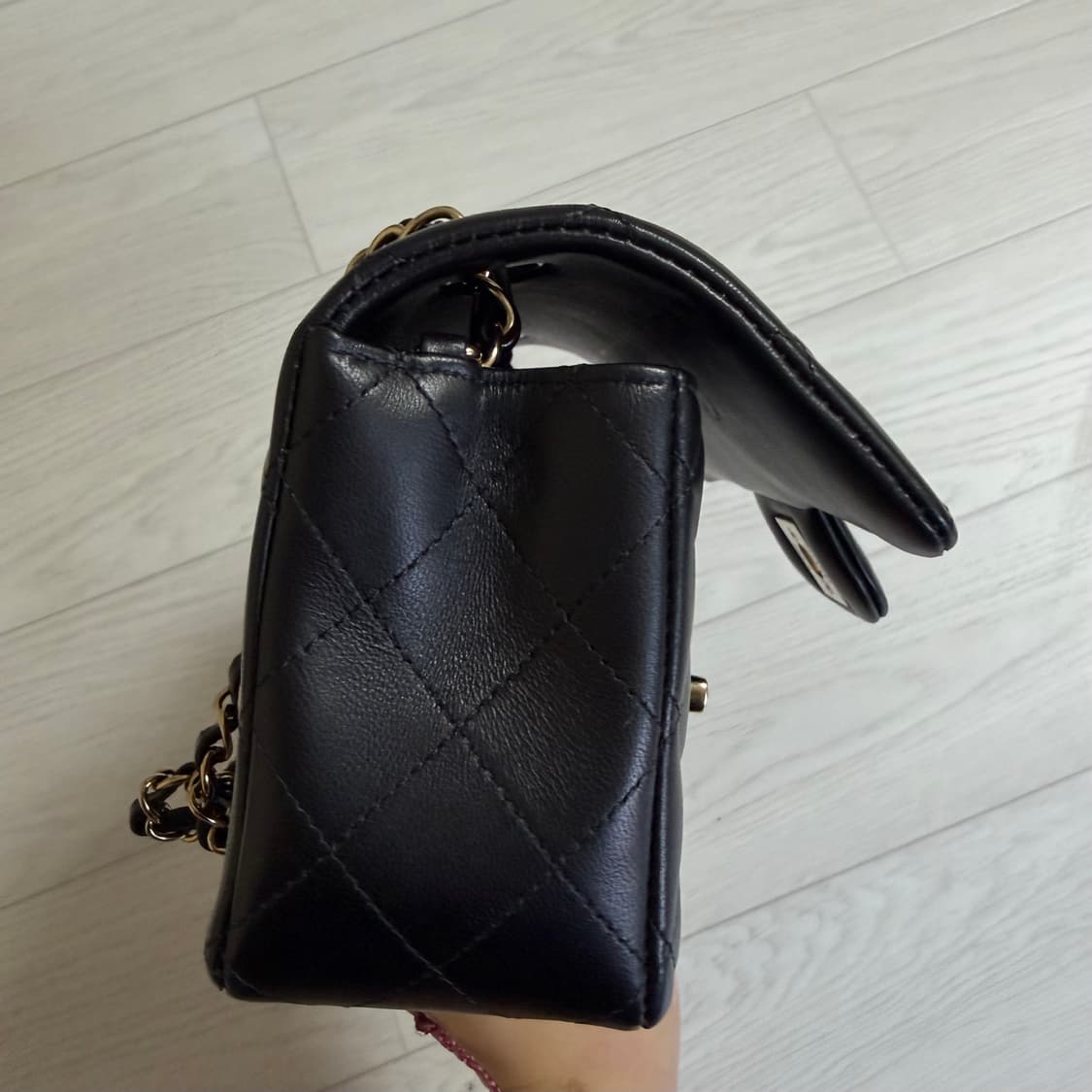 샤넬 뉴미니 플랩백  블랙 상품이미지3