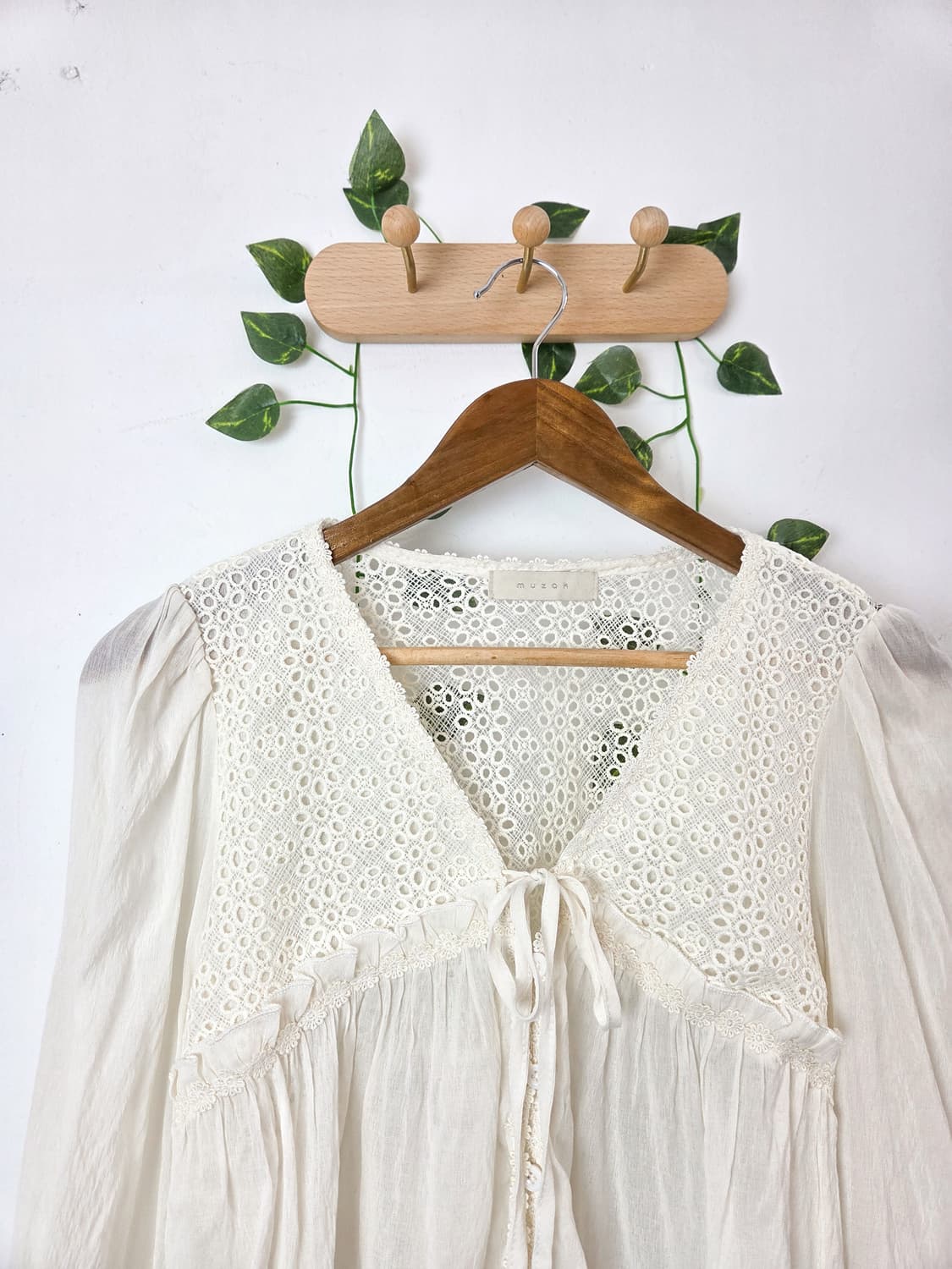 펀칭 버튼업 블라우스 상품이미지2