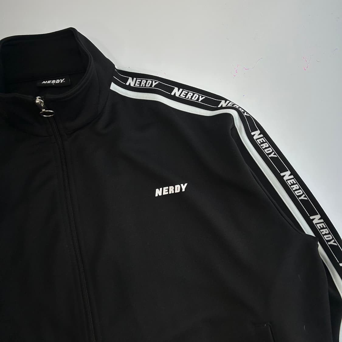 Nerdy 널디 레터링 트랙 블랙 져지 상품이미지4