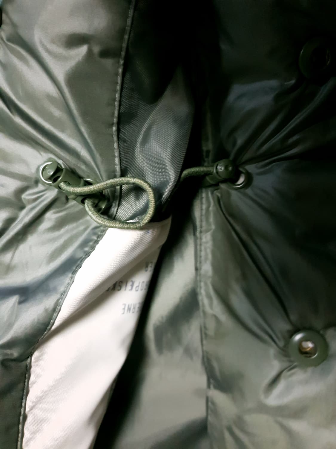 엣플레이 더블버튼 카라리스 퀄팅 허리스트링 다운자켓 카키 (55) 상품이미지4