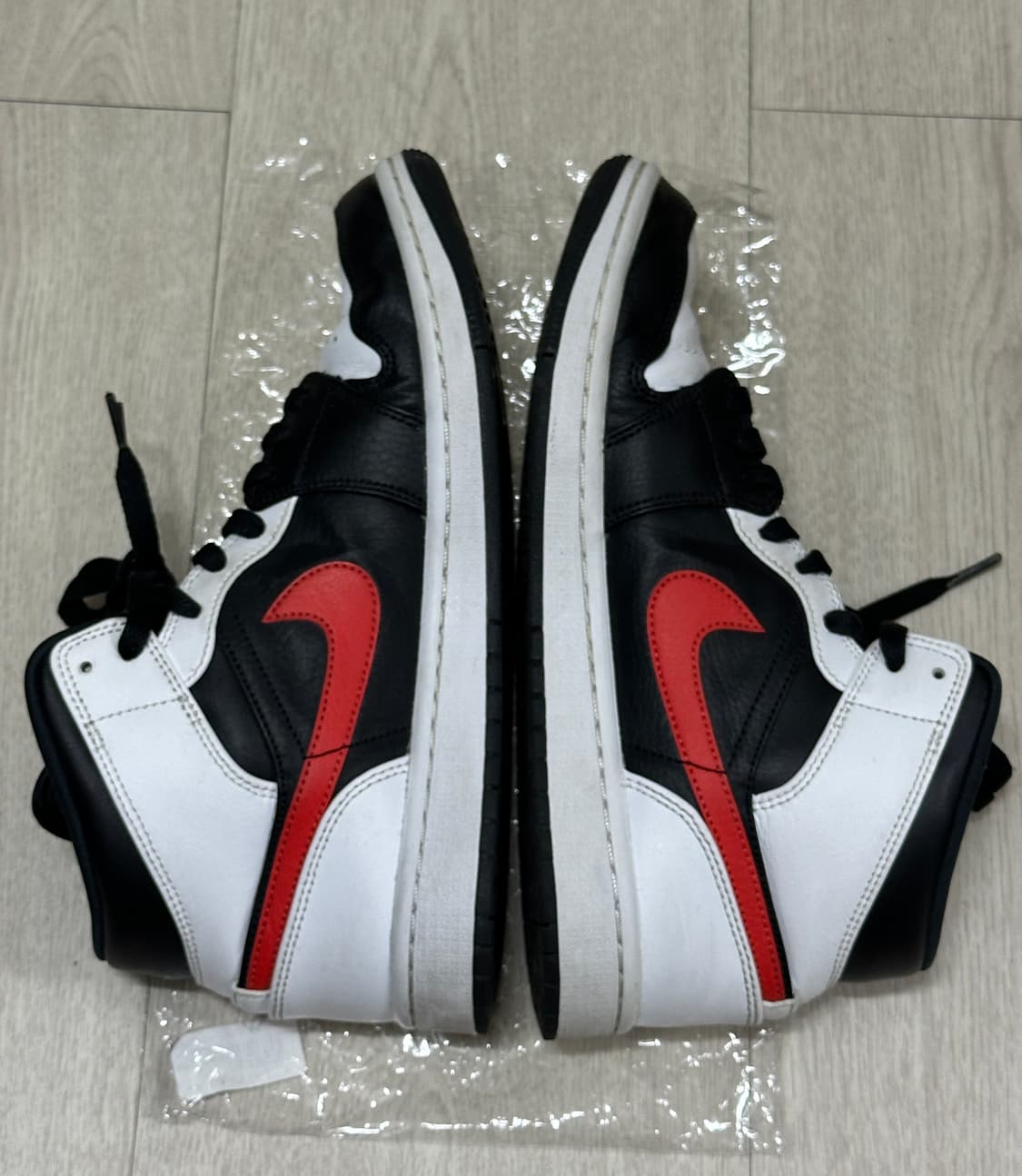 조던 1 미드 블랙 칠리 레드 상품이미지7