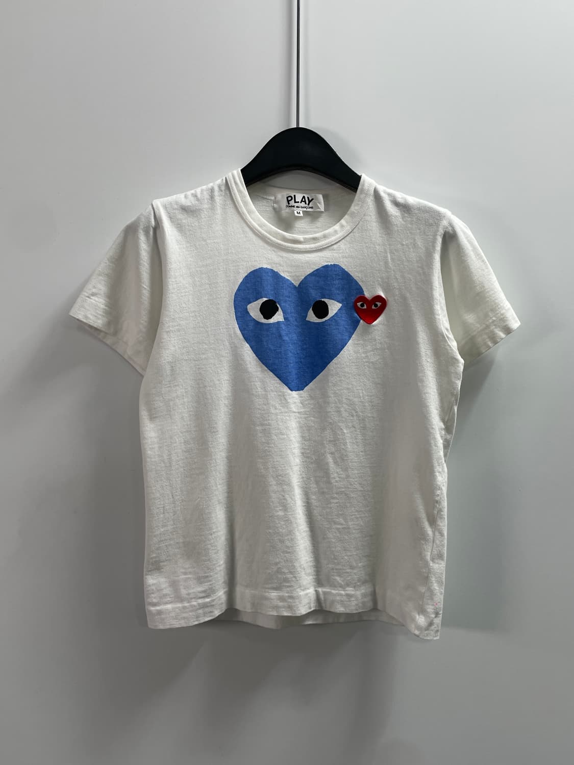 꼼데가르송 우먼스 와펜 프린팅 반팔티 (on.82) 상품이미지1