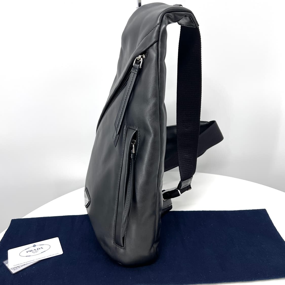 프라다 삼각로고 레더 슬링백 백팩 블랙 (2VZ092) 상품이미지6