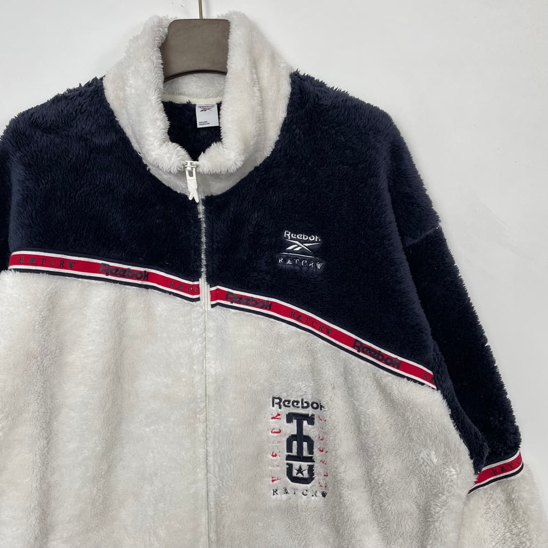 리복 x 로맨틱크라운 콜라보 플리스 상품이미지2