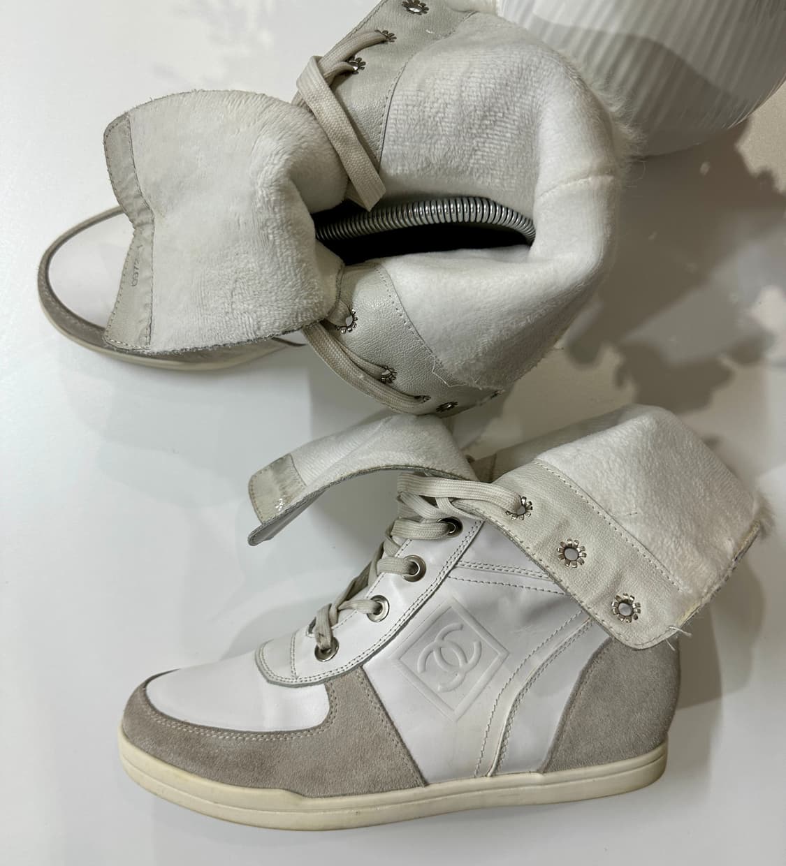 샤넬 시어링 부츠 미드사이즈 카프 화이트 레이스업 상품이미지1