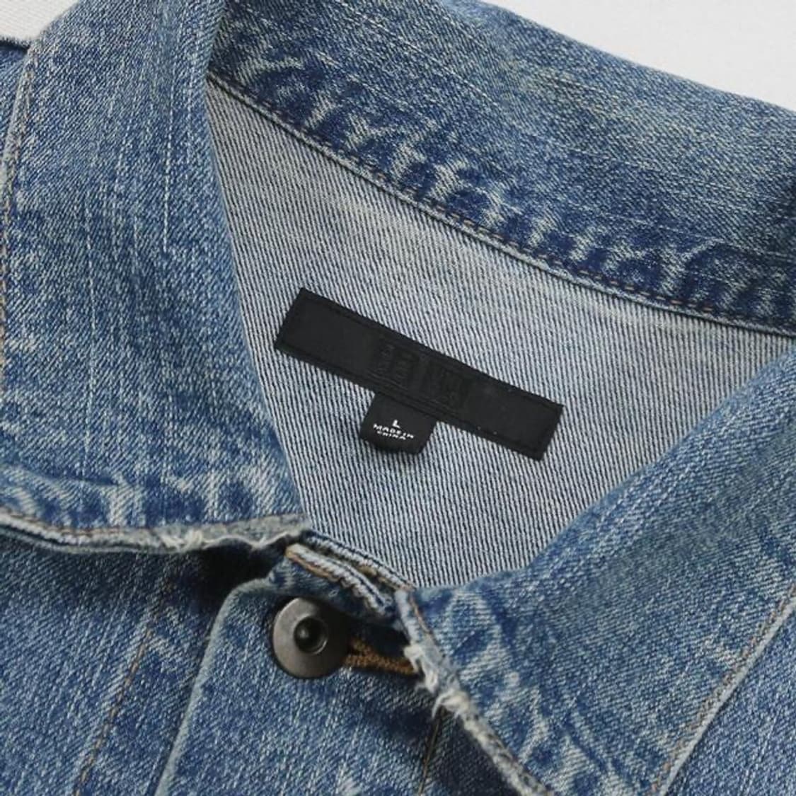 (착용컷) 유니클로 데님 트러커 자켓 (남성용 98) 상품이미지5