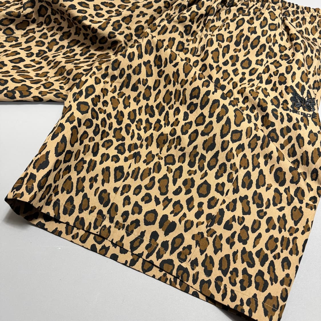 니들스 x KEBOZ 브라운컬러 레오파드 패턴 파피용 로고 버뮤다 쇼츠 상품이미지5