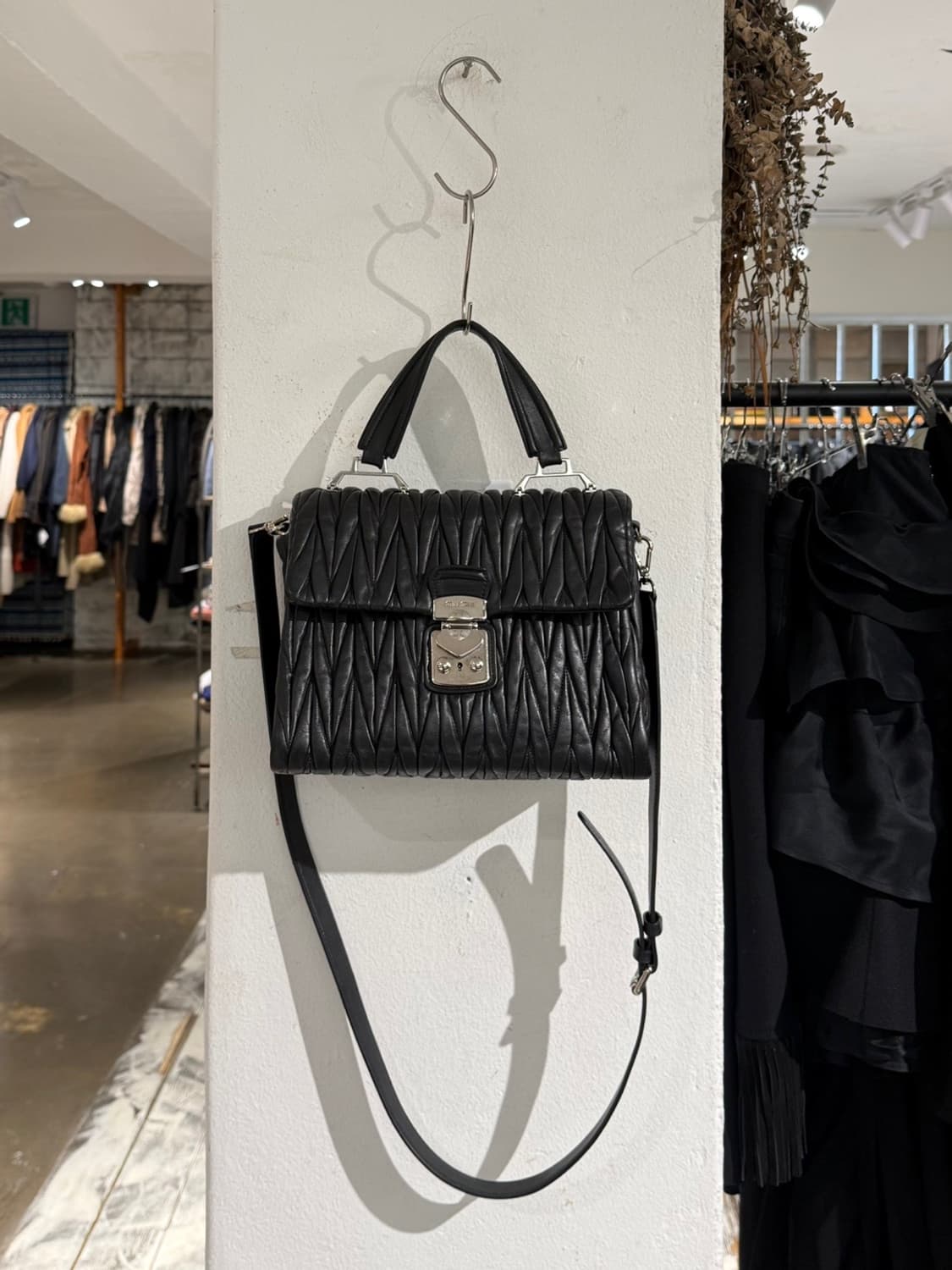 미우미우 블랙 마테라쎄 투웨이 토트 크로스백 상품이미지2