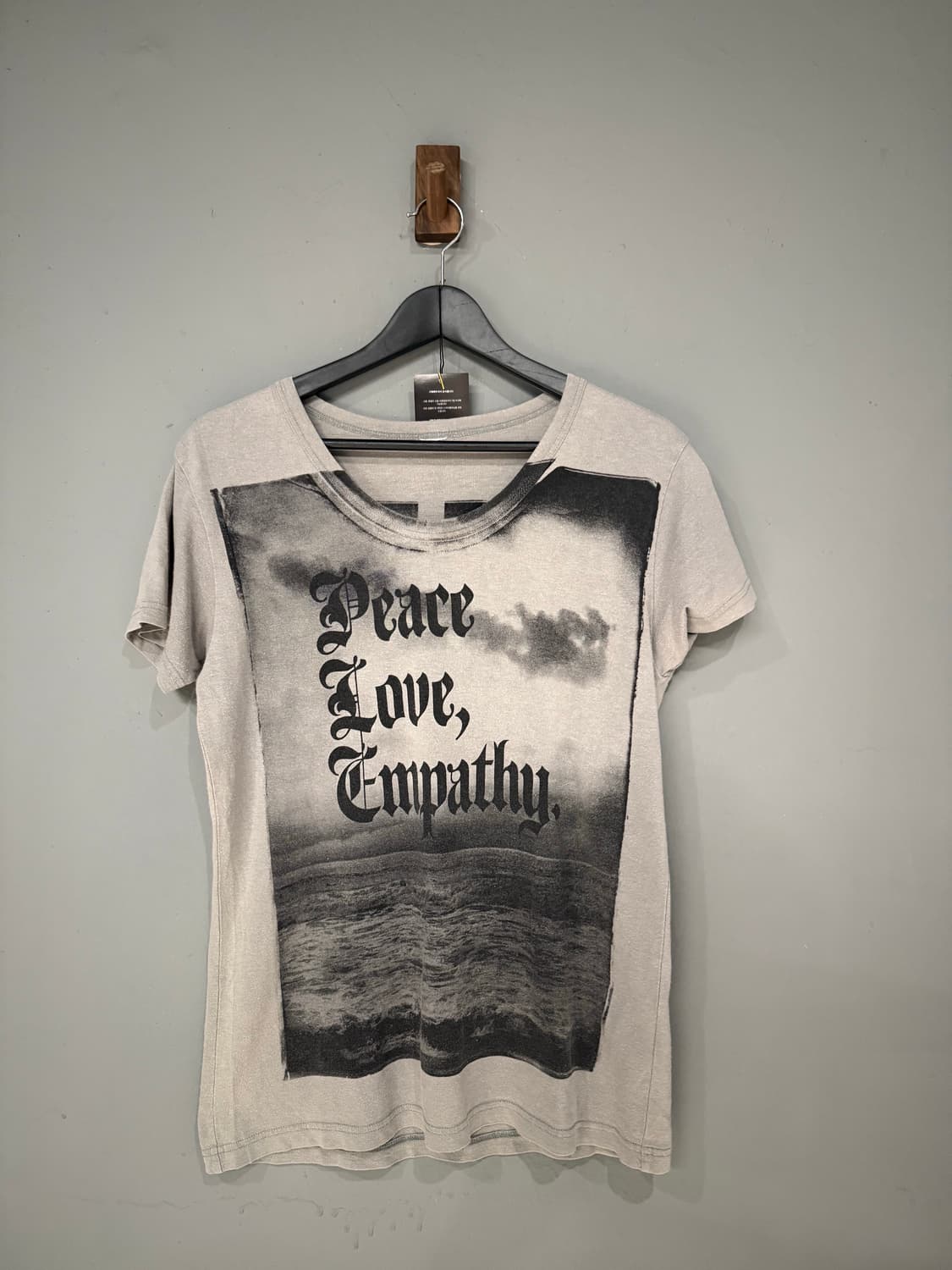 Attachment grunge printing detail top 상품이미지4