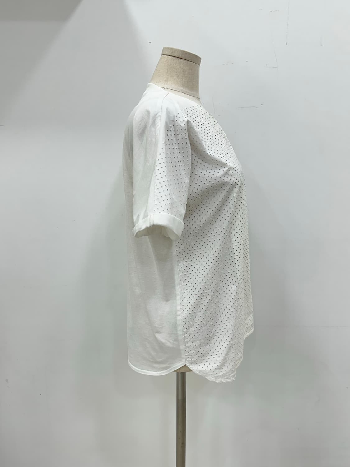 미샤 펀칭 디테일 브이넥 블라우스 상품이미지2