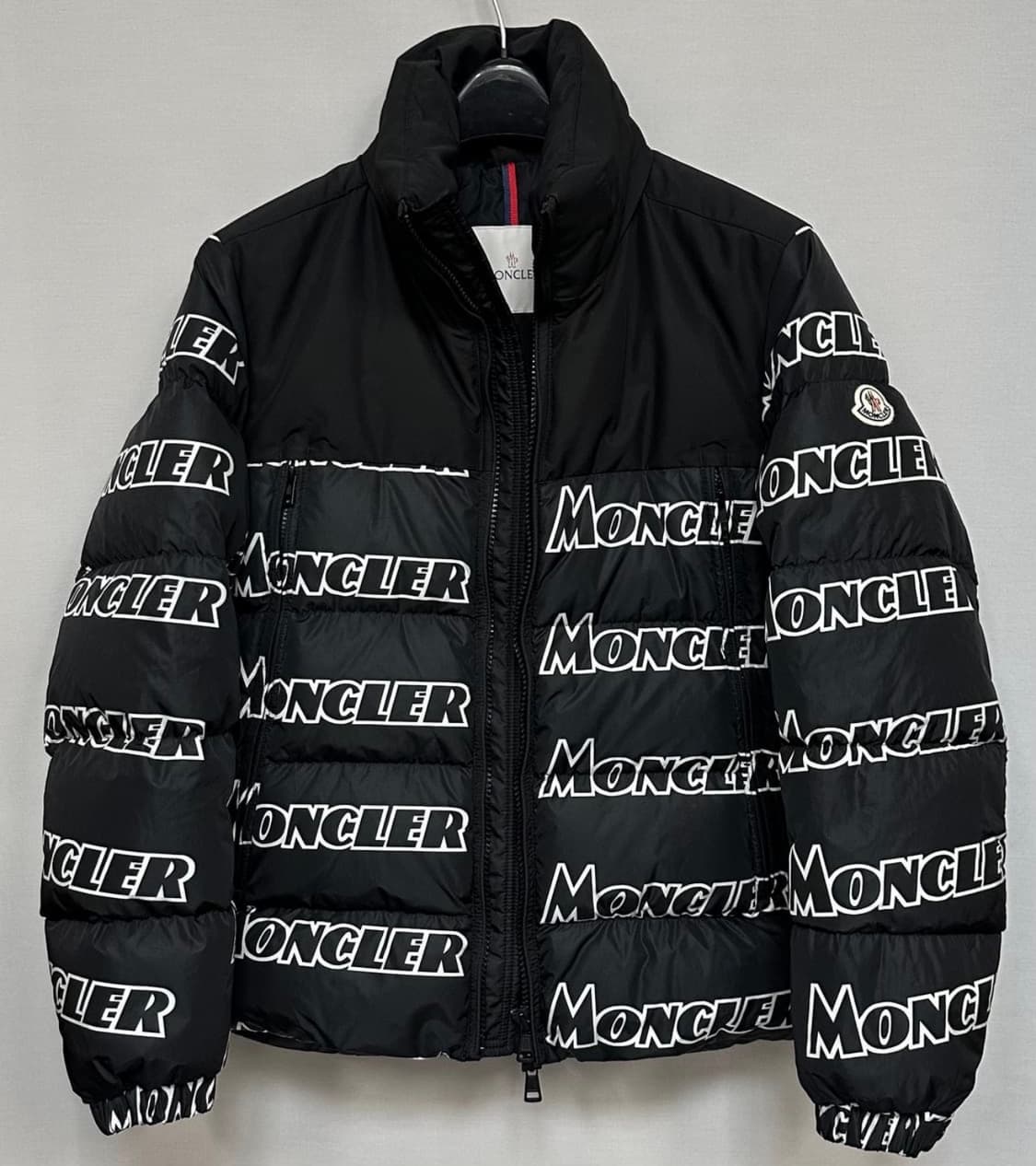 몽클레어 페이벌리 로고 프린트 다운 패딩 상품이미지4