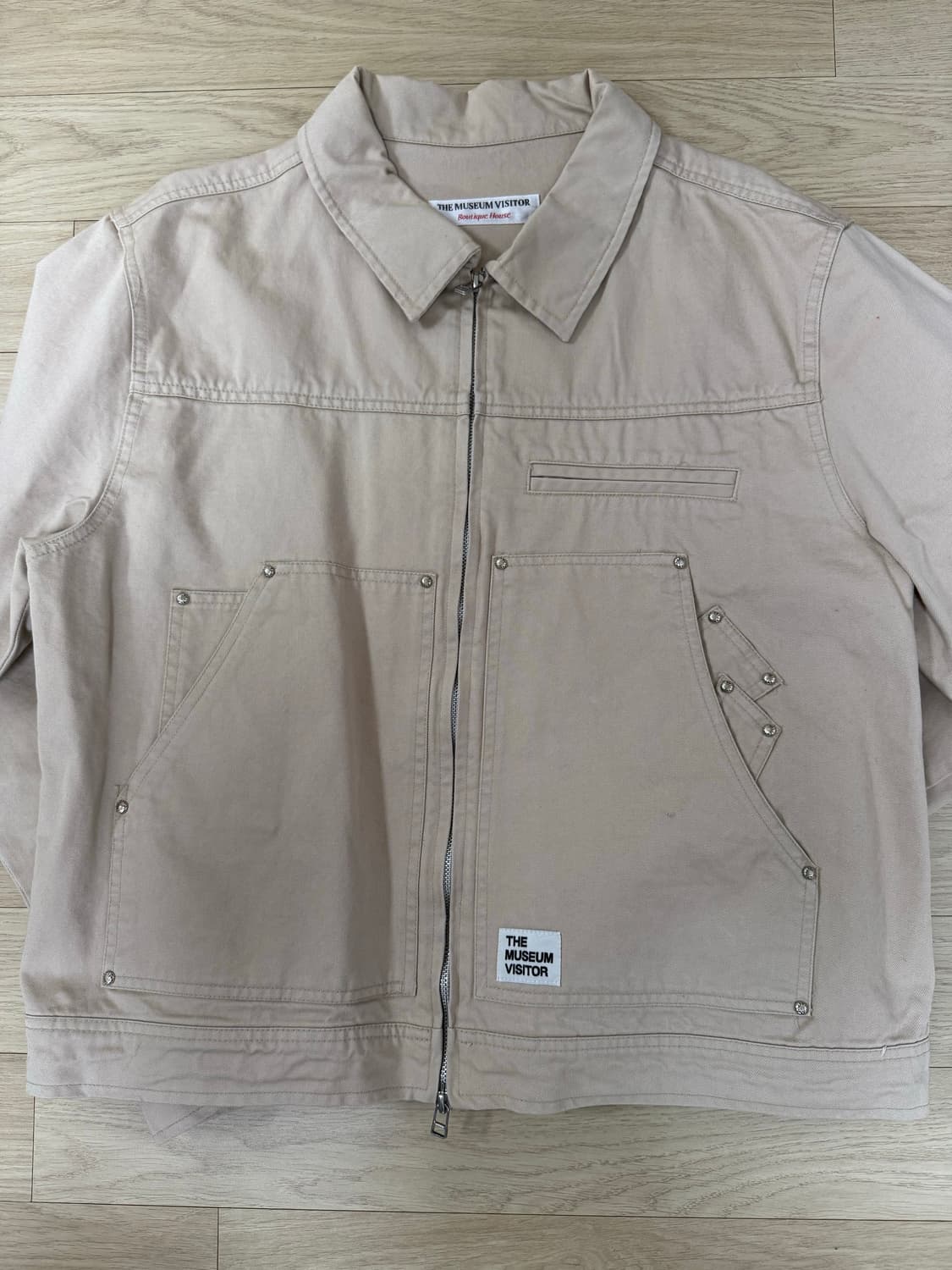 더뮤지엄비지터 STUD BACK LOGO CARPENTER JACKET 상품이미지2