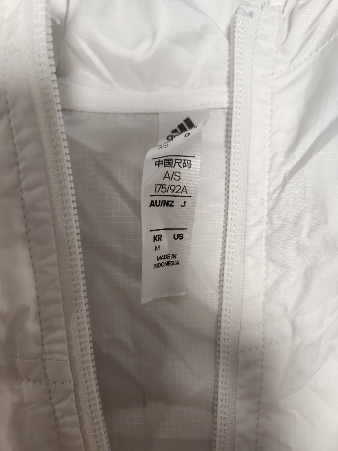 아디다스 에센셜 3S 우븐 윈드브레이커 바람막이 자켓

사이즈는 M인데  상품이미지3