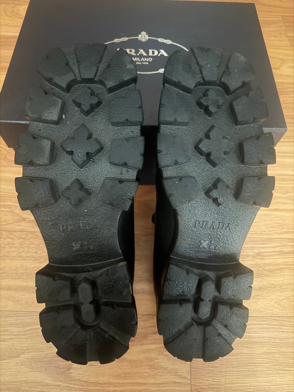 ”프라다 모놀리스 더비“ 오늘 발송 가능 상품이미지7