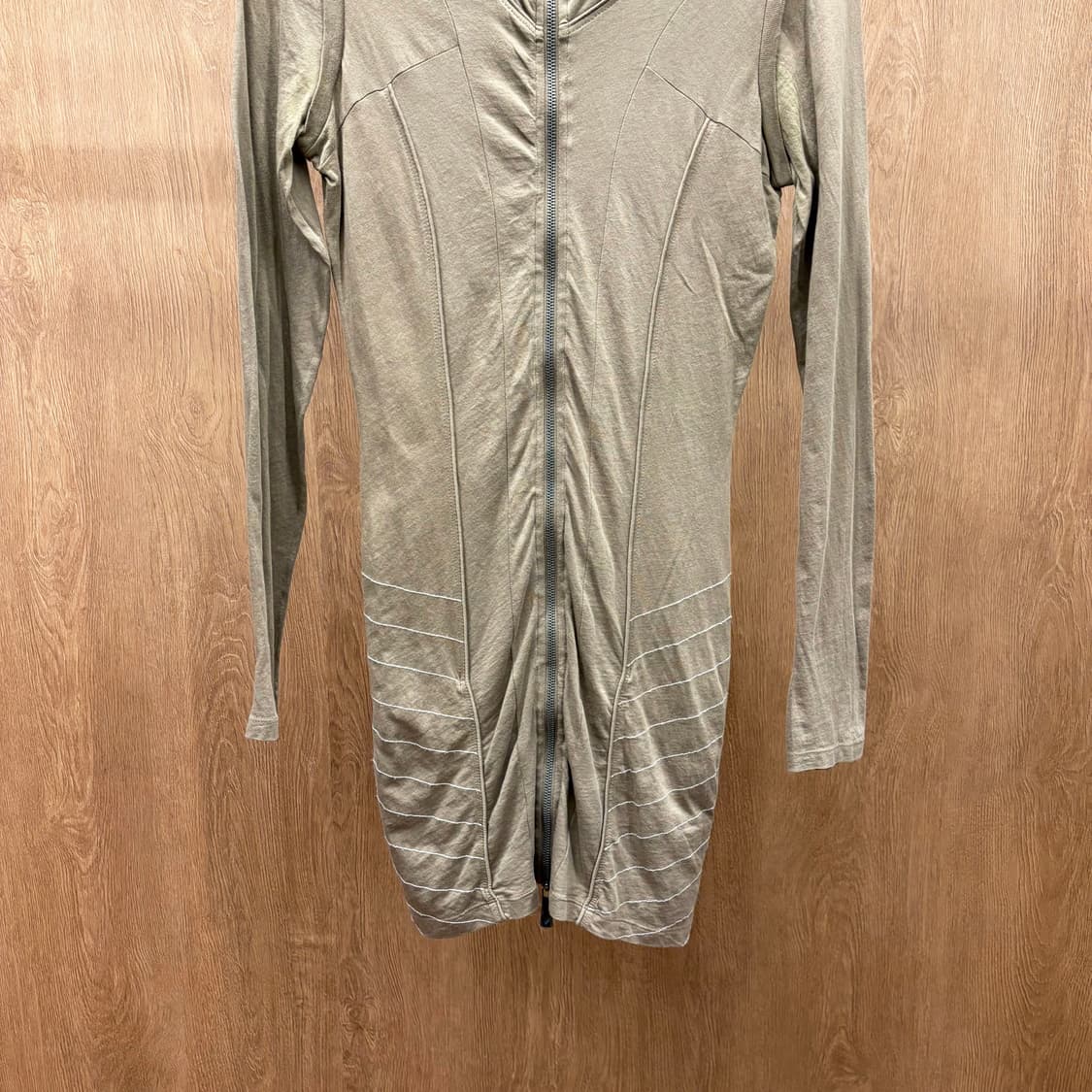 디젤 롱 후드 집업 원피스 입체 절개 패턴 화이트 스티치 디테일 베이지 상품이미지5