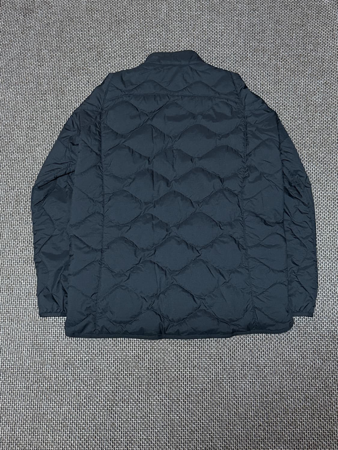 유니클로 X 화이트 마운티니어링 리사이클 하이브리드 다운재킷 상품이미지2