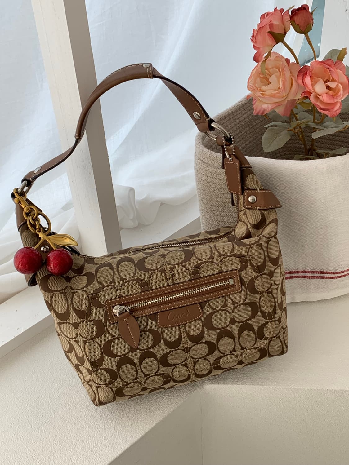 Coach Signature Medium Shoulder Brown 🤎 상품이미지1