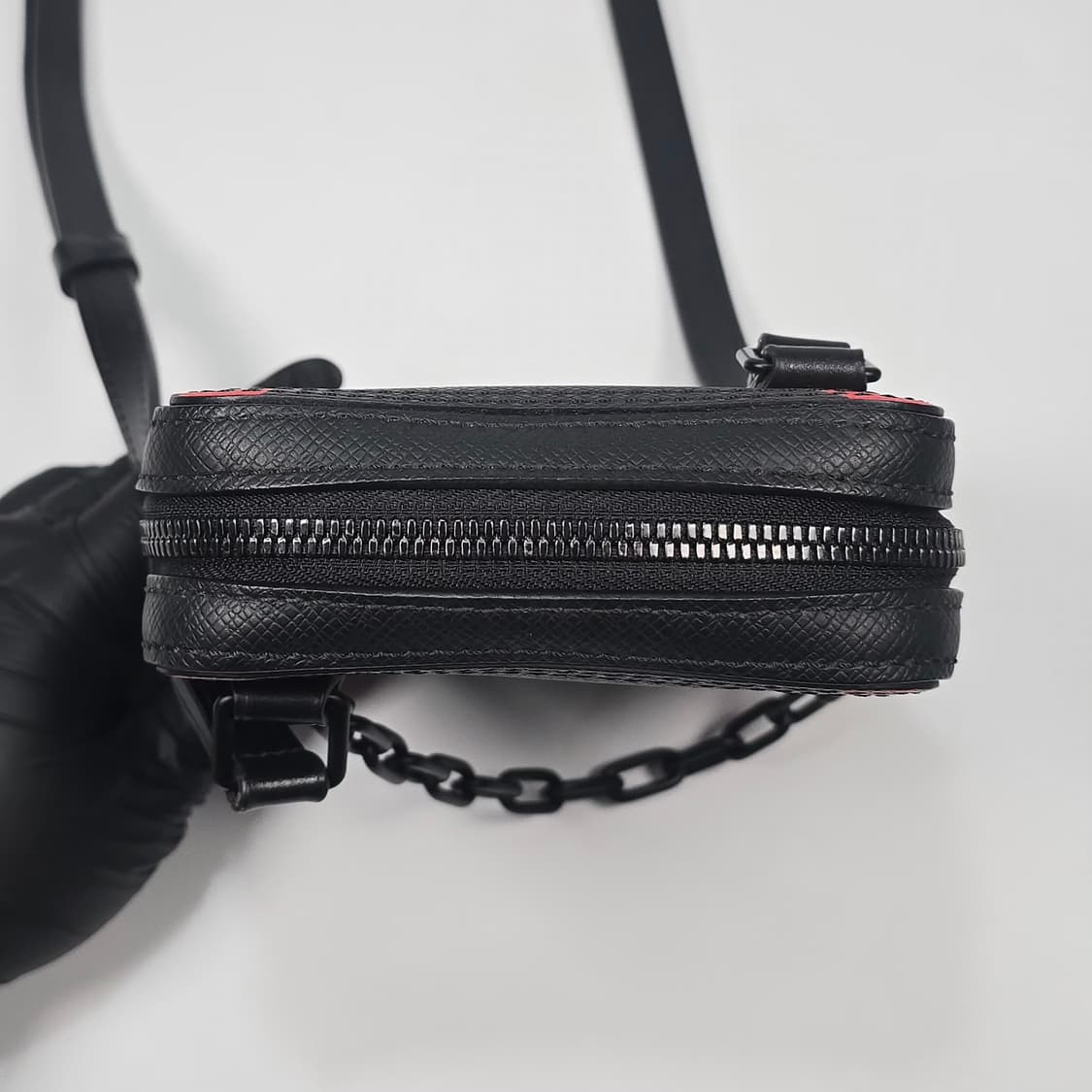 루이비통 타이가 레더 레인보우 다뉴브 크로스백 상품이미지7