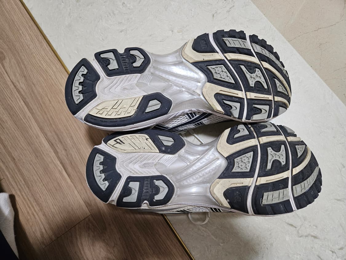 아식스 젤카야노 14 화이트 미드나잇 260mm 팝니다 상품이미지3