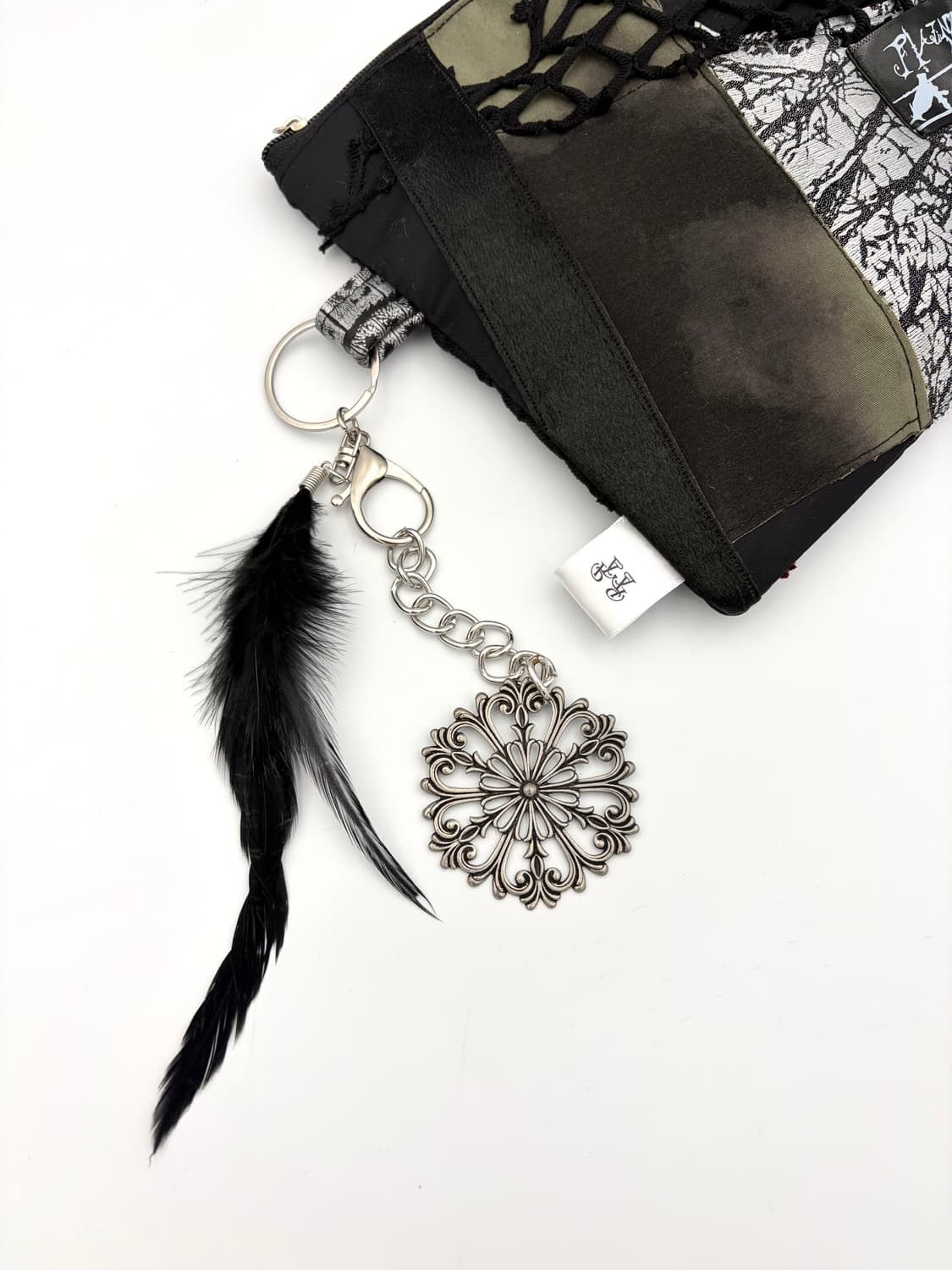 Velvet Eclipse Pouch 상품이미지3