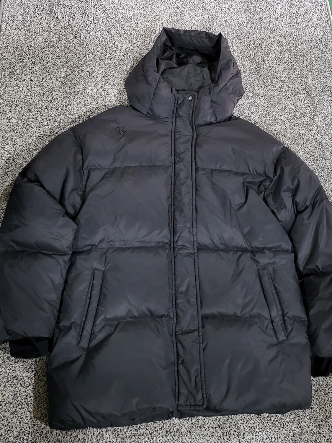 데상트 블랙 패딩자켓 상품이미지1