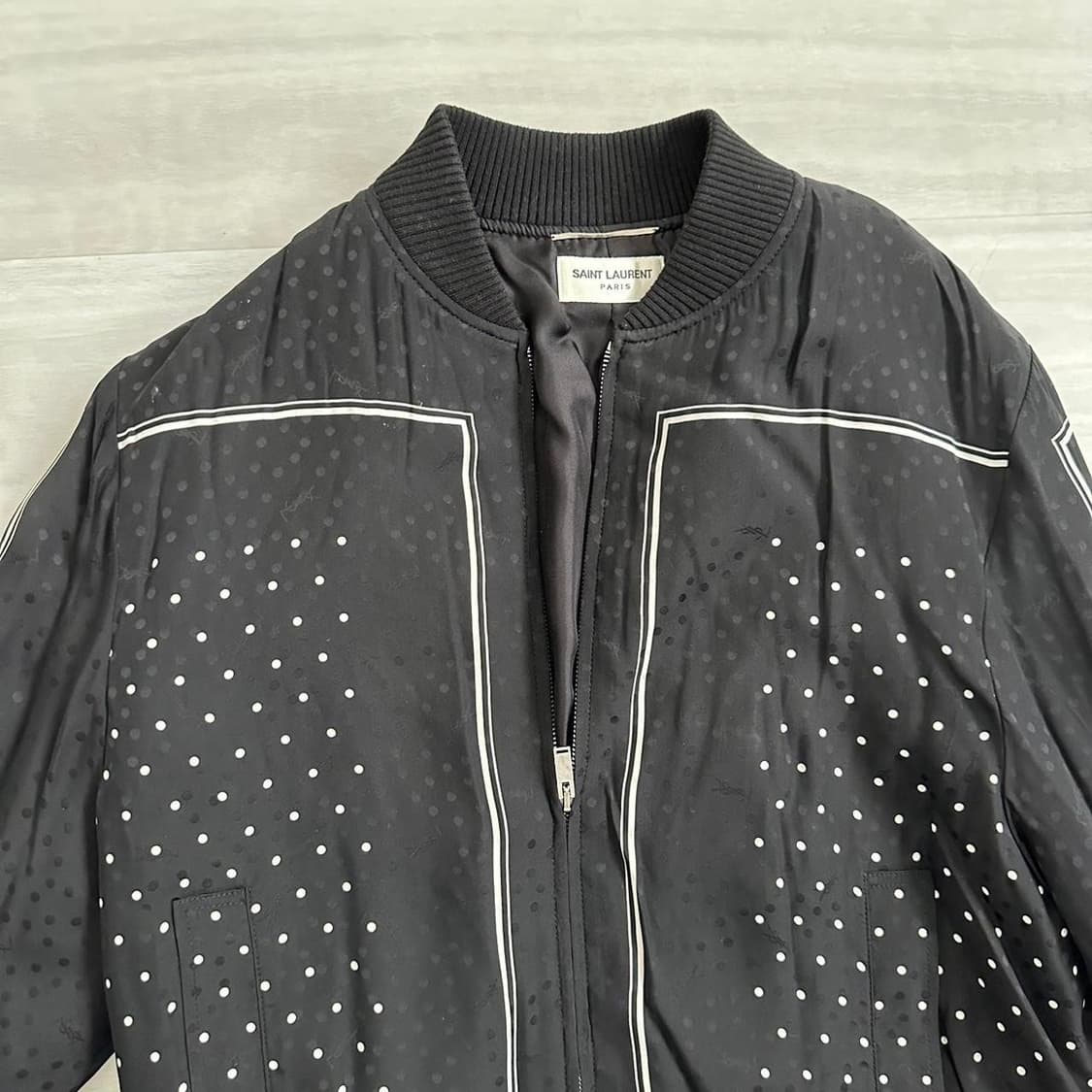 [BTS 지민님 착용] 생로랑 21AW 카산드라 로고 폴카닷 실크 자켓 상품이미지7