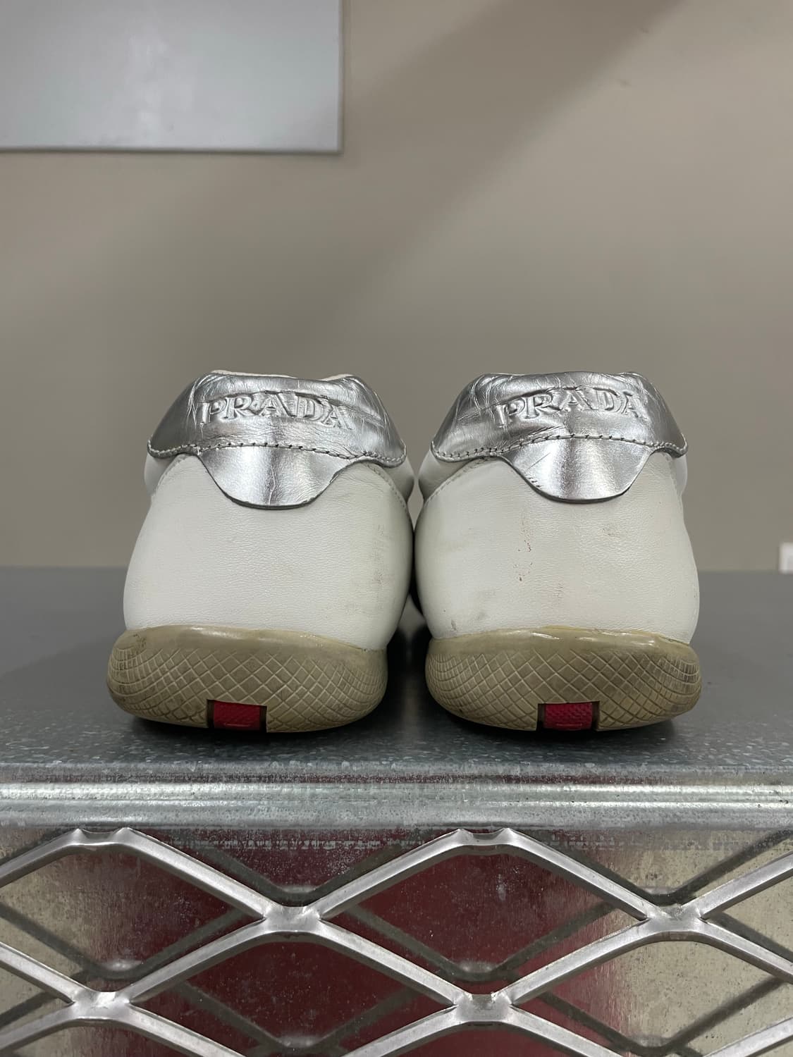 프라다 레더 스니커즈 화이트 7 상품이미지3