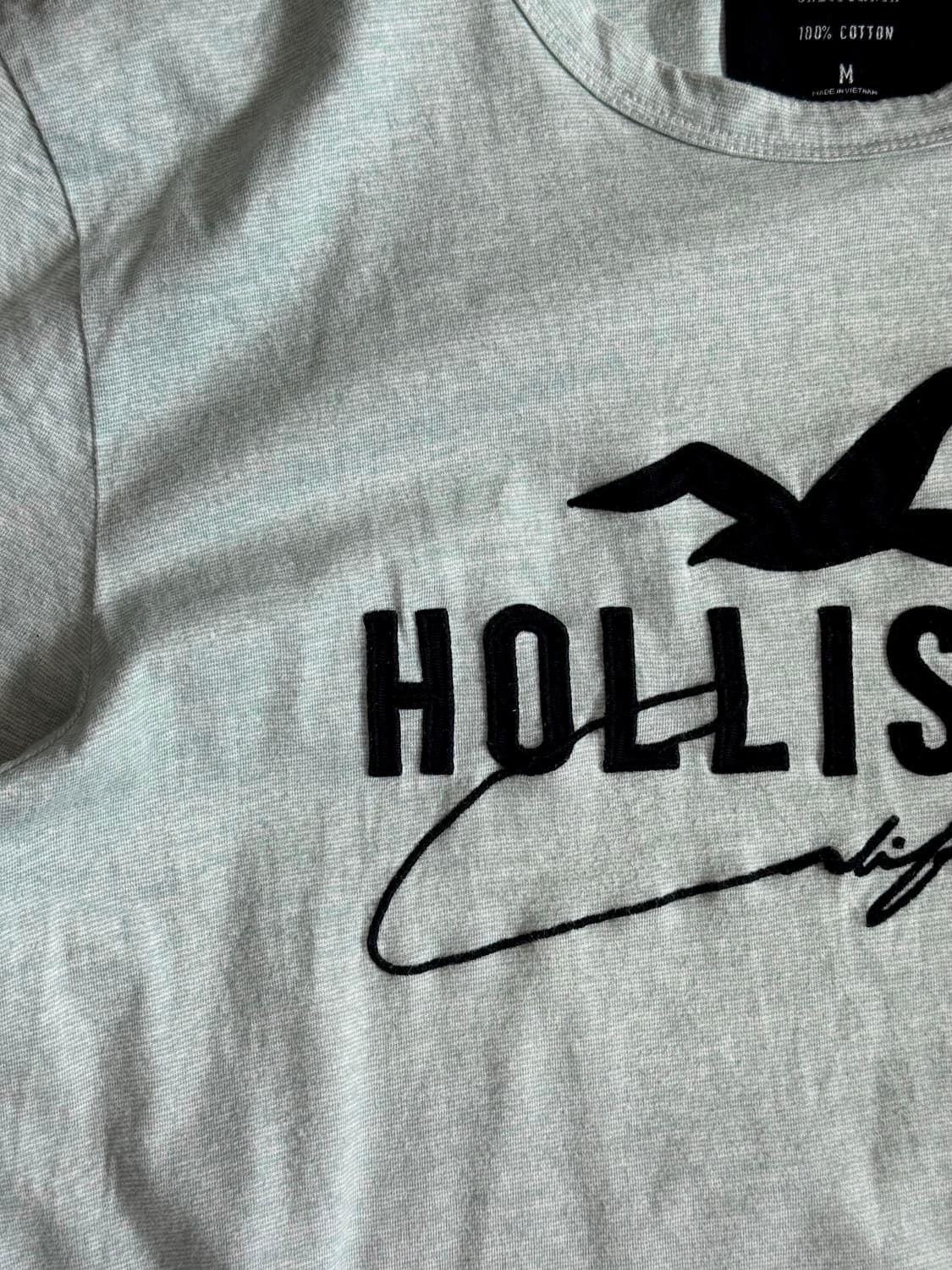 홀리스터 벨벳 빅로고 슬림핏 티셔츠 상품이미지4