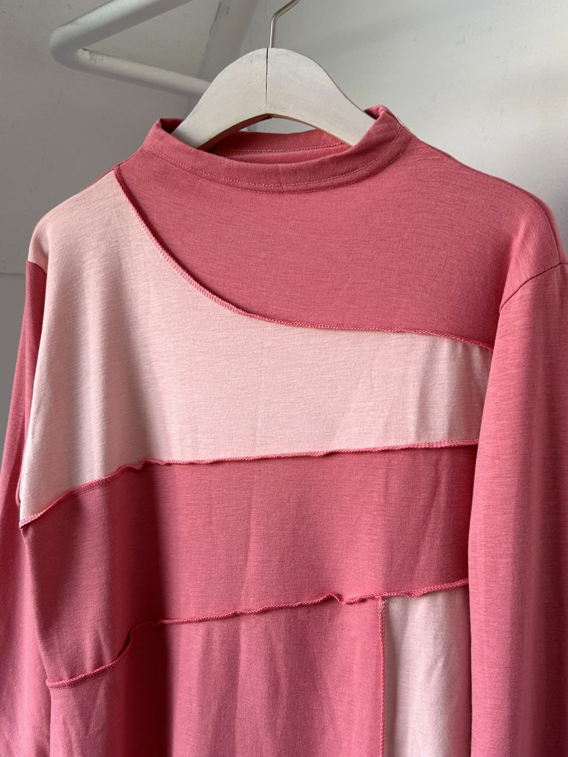 High gauge fabric panel mock neck top 상품이미지5