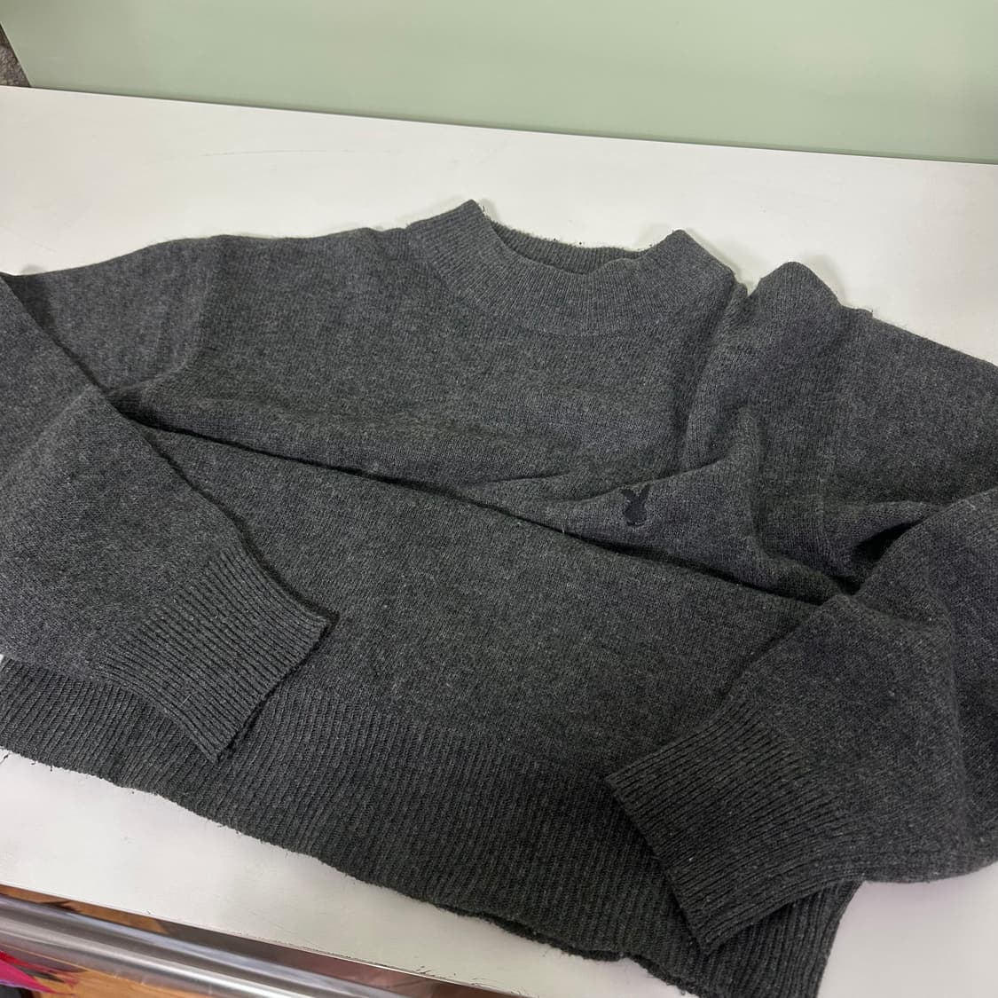 M 플레이보이 차콜 스몰로고 크루넥니트 상품이미지3