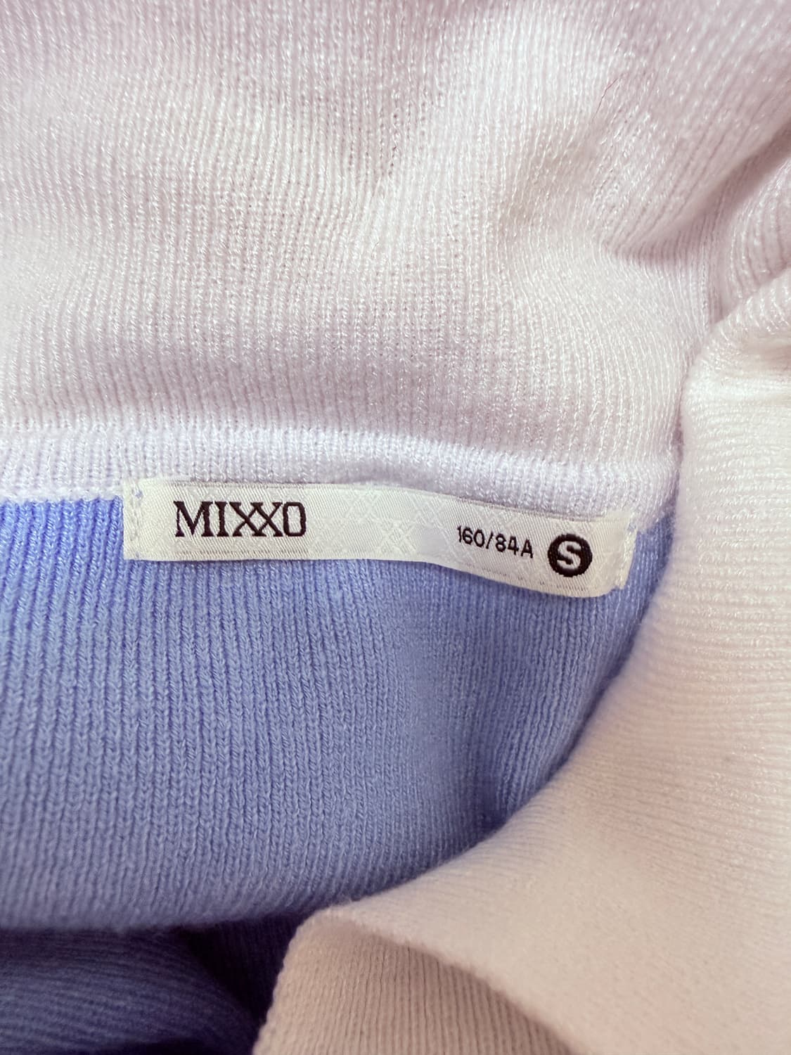 미쏘(MIXXO) 배색 카라 니트 라이트블루 데일리  상품이미지6