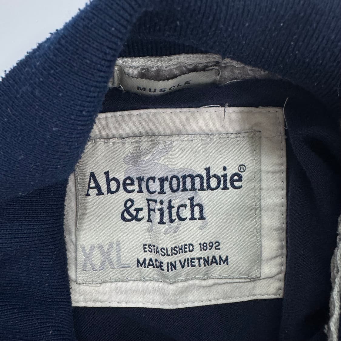 Abercrombie 아베크롬비 화이트 로고 네이비 반팔 카라티  상품이미지5
